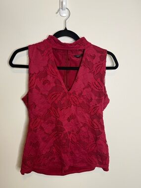 Guess Sleeveless Lace V-Neck Tank Top in Raspberry red size medium